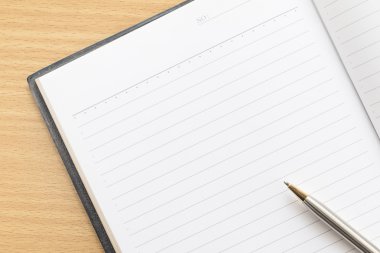 Açık defter ile boş sayfa ve kalem