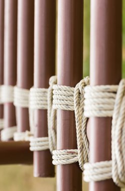 İpe düğüm bir metal çit çevresinde 