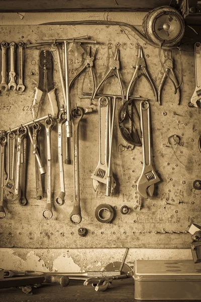 Prateleira de ferramentas antigas contra um estilo vintage de parede — Fotografia de Stock