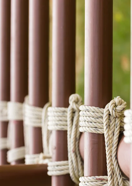 Noeud de corde autour d'une clôture métallique — Photo