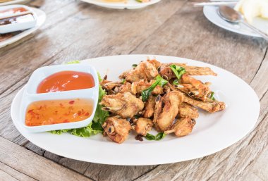 Kızarmış tavuk kanatları