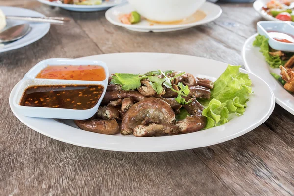 Intestinos de porco grelhados comida estilo tailandês — Fotografia de Stock