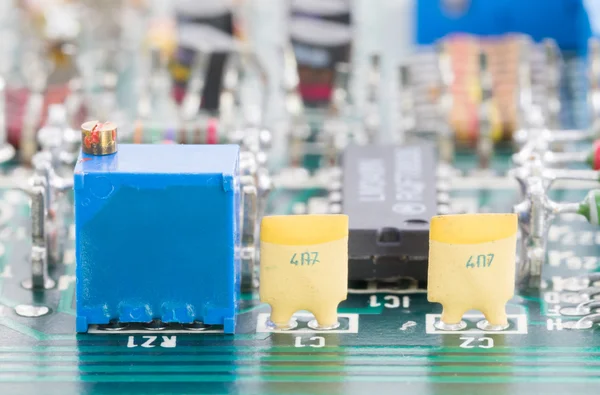 Hardware electrónico de primer plano en la placa de circuito — Foto de Stock