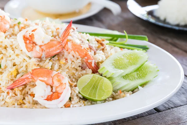 Arroz frito con camarones —  Fotos de Stock