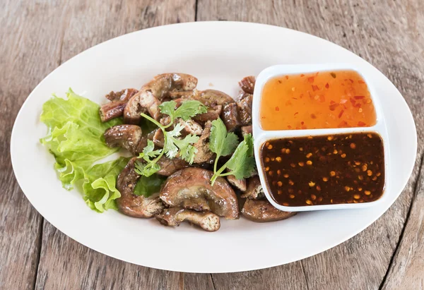 Visão superior intestinos de porco grelhados comida estilo tailandês — Fotografia de Stock