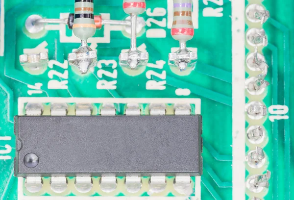Condensadores e montagem de resistências na placa de circuito — Fotografia de Stock