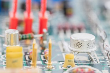 Kondansatörler ve direnç derleme devre kartı üzerinde