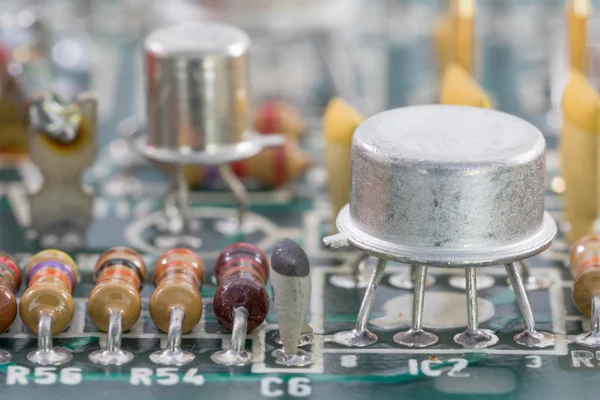 Hardware elettronico di primo piano sul circuito stampato — Foto Stock