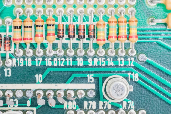 コンデンサーと基板上の抵抗器 — ストック写真