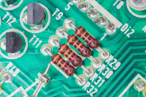 Condensadores y Conjunto de resistencia en la placa de circuito —  Fotos de Stock
