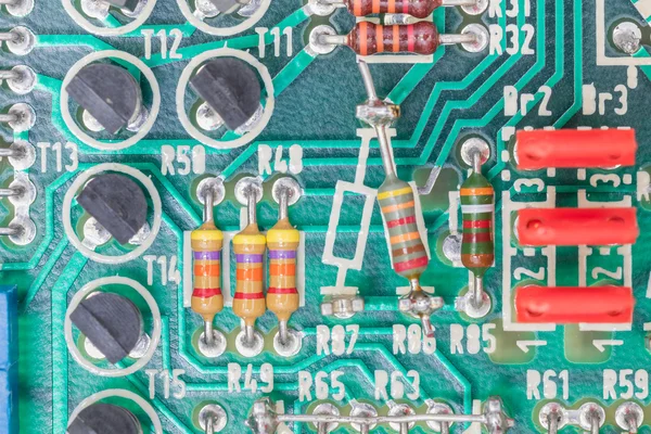 Condensadores y Conjunto de resistencia en la placa de circuito — Foto de Stock