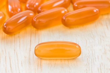 Jel kapsül ahşap masa üzerinde kapatın