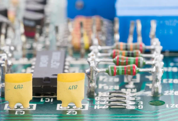Hardware electrónico de primer plano en la placa de circuito —  Fotos de Stock