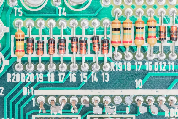 Condensadores y Conjunto de resistencia en la placa de circuito —  Fotos de Stock