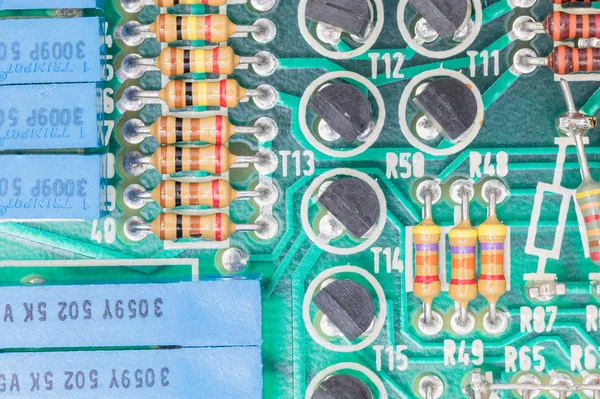 Kondensor dan Resistor perakitan di papan sirkuit — Stok Foto