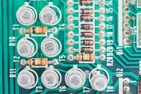 Condensatori e gruppo resistore sul circuito stampato — Foto Stock