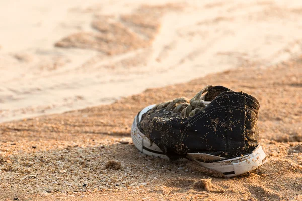Old black sneakers abandoned — Stock Photo, Image