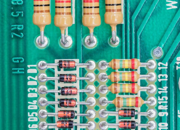 Condensadores y Conjunto de resistencia en la placa de circuito — Foto de Stock