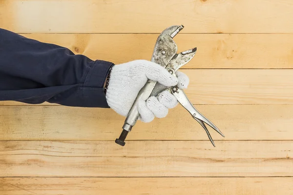 Mano en guante con llave ajustable —  Fotos de Stock
