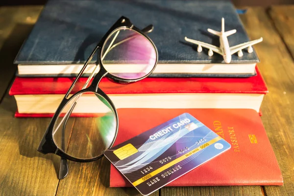 Cartão Crédito Colocado Passaporte Mesa Madeira Preparação Para Viajar Conceito — Fotografia de Stock