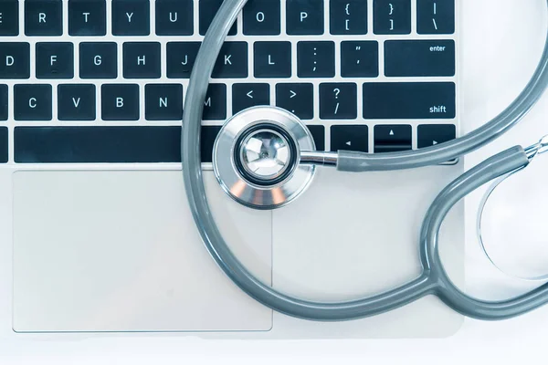 Stetoskop För Läkare Kontroll Bärbar Dator Som Medicinskt Koncept — Stockfoto