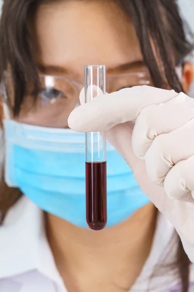 Científico Técnico Analizando Retención Muestra Sangre Tubo Ensayo Laboratorio Para — Foto de Stock