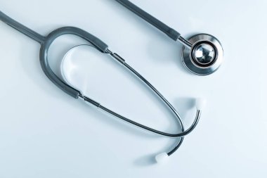 Tıbbi konsept olarak sağlık laboratuarında doktor kontrolü için stetoskop