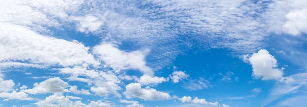 Mjuka Vita Moln Mot Blå Himmel Panorama Fluffiga Moln Den — Stockfoto