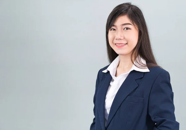Retrato Mujer Negocios Asiática Pie Aislada Sobre Fondo Gris —  Fotos de Stock