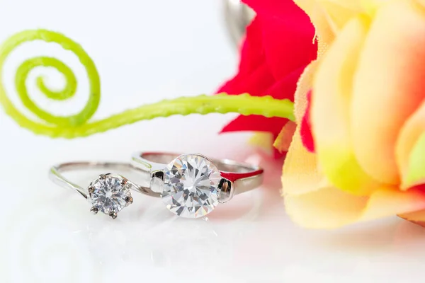 Fechar Acima Anéis Casamento Jóia Diamante Fundo Branco Anéis Diamante — Fotografia de Stock