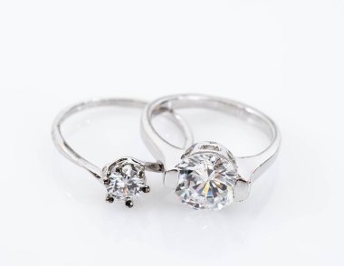 Beyaz arka planda elmas mücevher alyansları, beyaz arkaplanda mücevher alyansları.