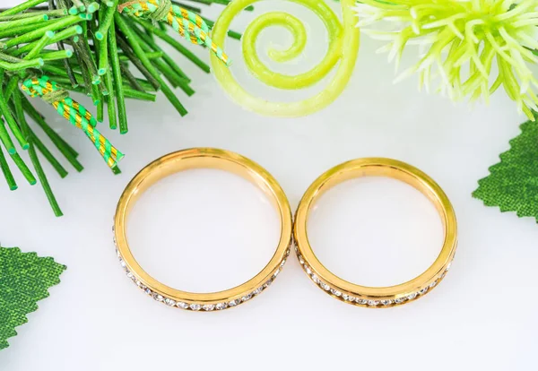 Dois Anéis Casamento Dourados Flores Galho Fundo Branco — Fotografia de Stock
