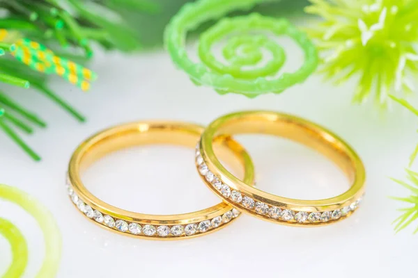 Dois Anéis Casamento Dourados Flores Galho Fundo Branco — Fotografia de Stock