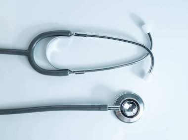 Tıbbi konsept olarak sağlık laboratuarında doktor kontrolü için stetoskop