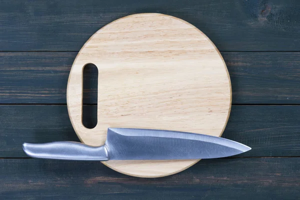 Mutfak Bıçağını Kapat Ahşap Bir Masanın Üzerinde Yuvarlak Bir Tahta — Stok fotoğraf
