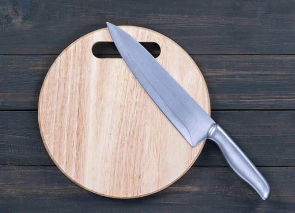 Zavřete Kuchyňský Nůž Kulaté Řezací Prkno Dřevěném Stole — Stock fotografie