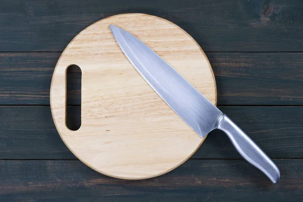 Chiudere Coltello Cucina Tagliere Rotondo Legno Vuoto Tavolo Legno — Foto Stock