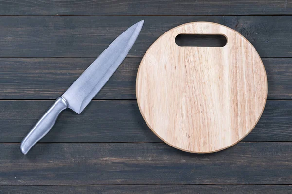Mutfak Bıçağını Kapat Ahşap Yuvarlak Boş Tahta Kesme Tahtasını Ahşap — Stok fotoğraf