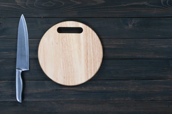 Zamknij Nóż Kuchenny Drewniany Okrągły Pusty Deska Krojenia Drewnianym Stole — Zdjęcie stockowe