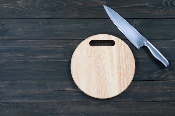 Cuchillo Cocina Tabla Cortar Vacía Redonda Madera Una Mesa Madera —  Fotos de Stock