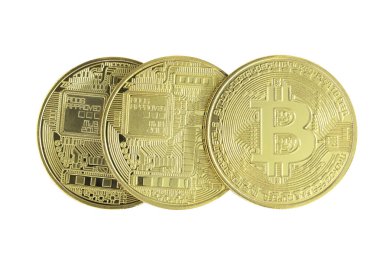 Kırpma yolu ile beyaz arkaplanda izole edilmiş üç altın bitcoin kapat
