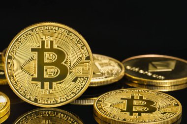 Bitcoin şifreleme dijital bit para BTC para birimi konsepti, Bitcoin sembollü altın paralar siyah zemin