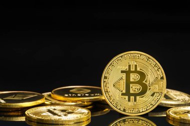 Bitcoin şifreleme dijital bit para BTC para birimi konsepti, Bitcoin sembollü altın paralar siyah zemin