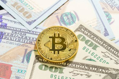 Altın Bitcoins madeni parası ve 100 dolarlık banknotlar. Metal parlayan bitcoin şifreleme paraları ve Amerikan dolarını kapat