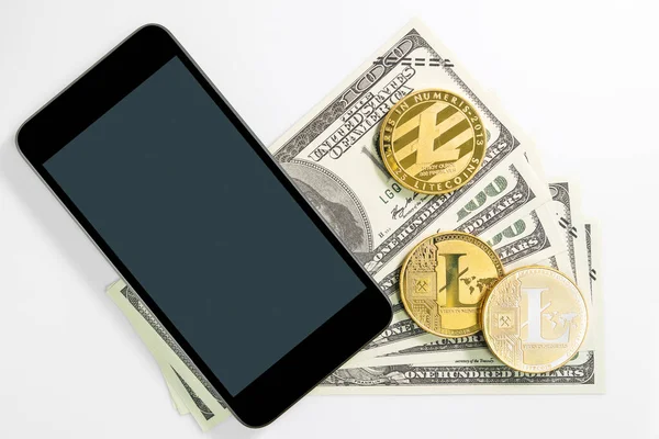 スマートフォンのモックアップで100ドルのLitecoinsコインと米国の銀行券 金属光沢のあるLitecoin暗号通貨コインと米ドルの閉鎖 — ストック写真