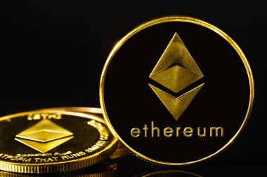 Ethereum şifreleme dijital bit para ETH para birimi konsepti, siyah arkaplan üzerinde Ethereum sembolü olan altın para