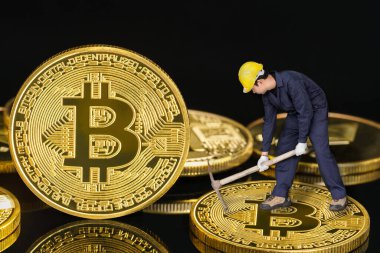 Bitcoin şifreleme dijital bit para para BTC para birimi konsepti, Bitcoin madencilik işçi mat kazı altın Bitcoin kripto para kara fon üzerinde para