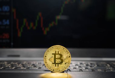 Klavye bilgisayarında Bitcoin para. Bitcoin kripto para birimini borsa fiyat grafiğiyle kapat