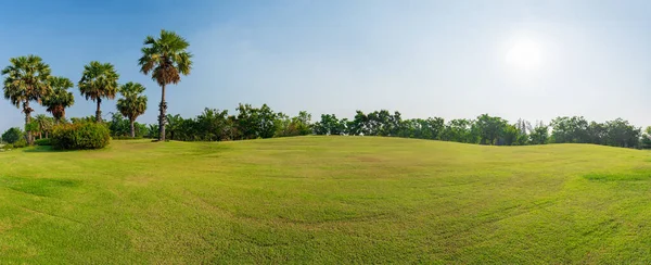 高尔夫球场上的全景绿草 全景绿地景观 — 图库照片