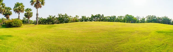 Panorama Yeşil Çimenleri Bir Golf Sahasında Panorama Yeşil Arazi — Stok fotoğraf